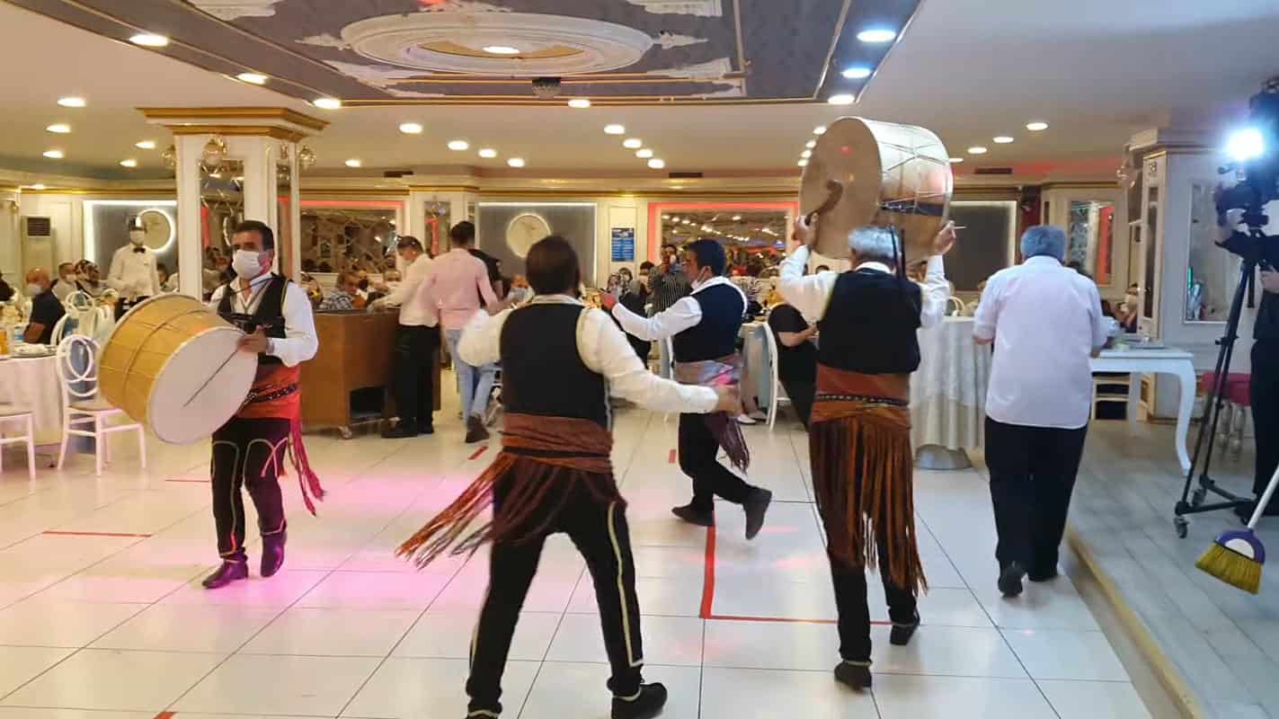 Geleneksel davulcu